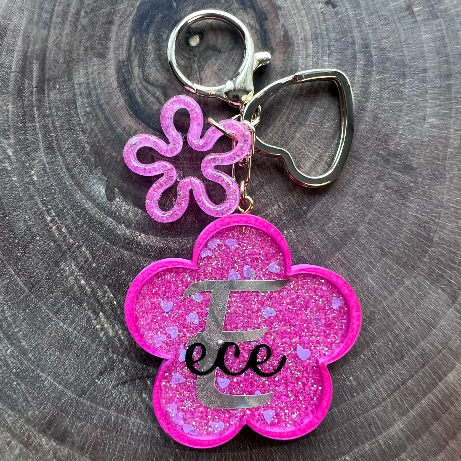 Soft Bloom - Pink Glow Kabartmalı Çiçek Anahtarlık